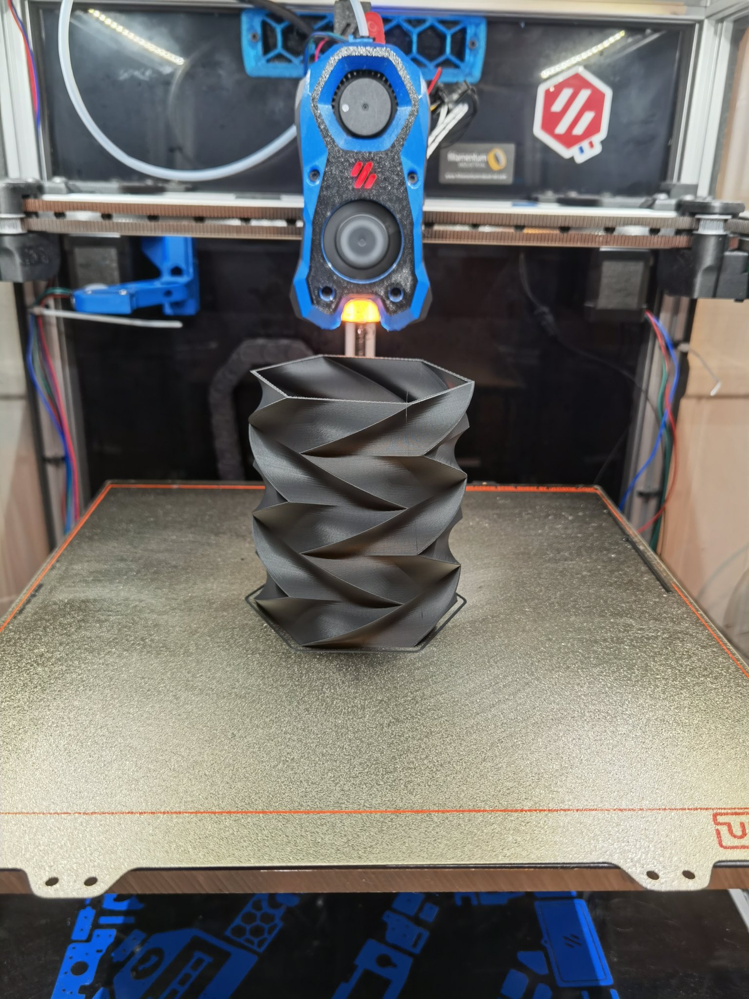 Hộp bút và giá đỡ dụng cụ trên bàn làm việc