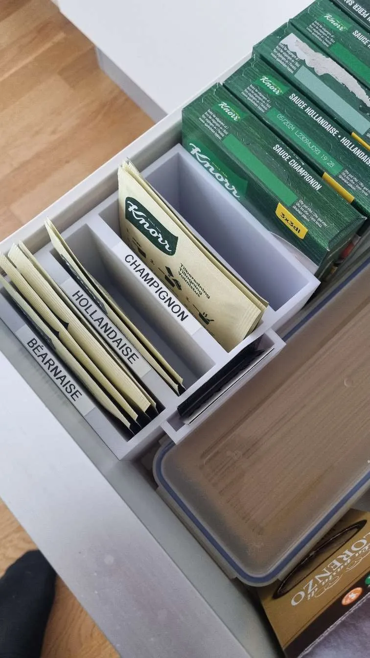 Giá đỡ lưu trữ túi sốt Knorr với kệ công thức