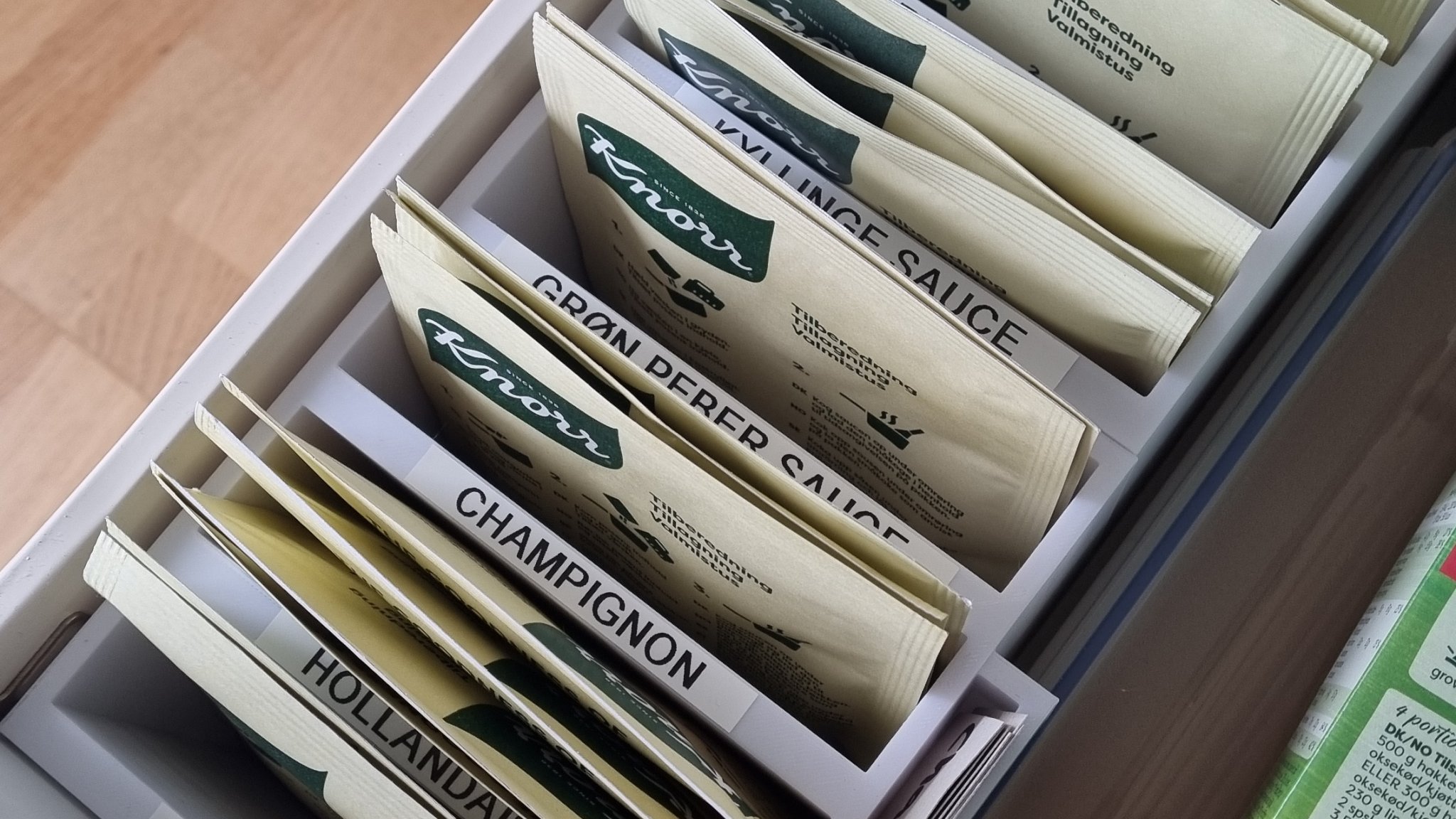 Giá đỡ lưu trữ túi sốt Knorr với kệ công thức