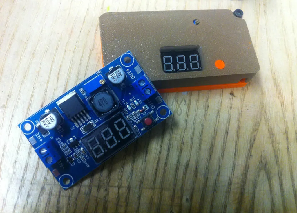 Vỏ bảo vệ DC-DC LM2596 với tính năng quản lý cáp