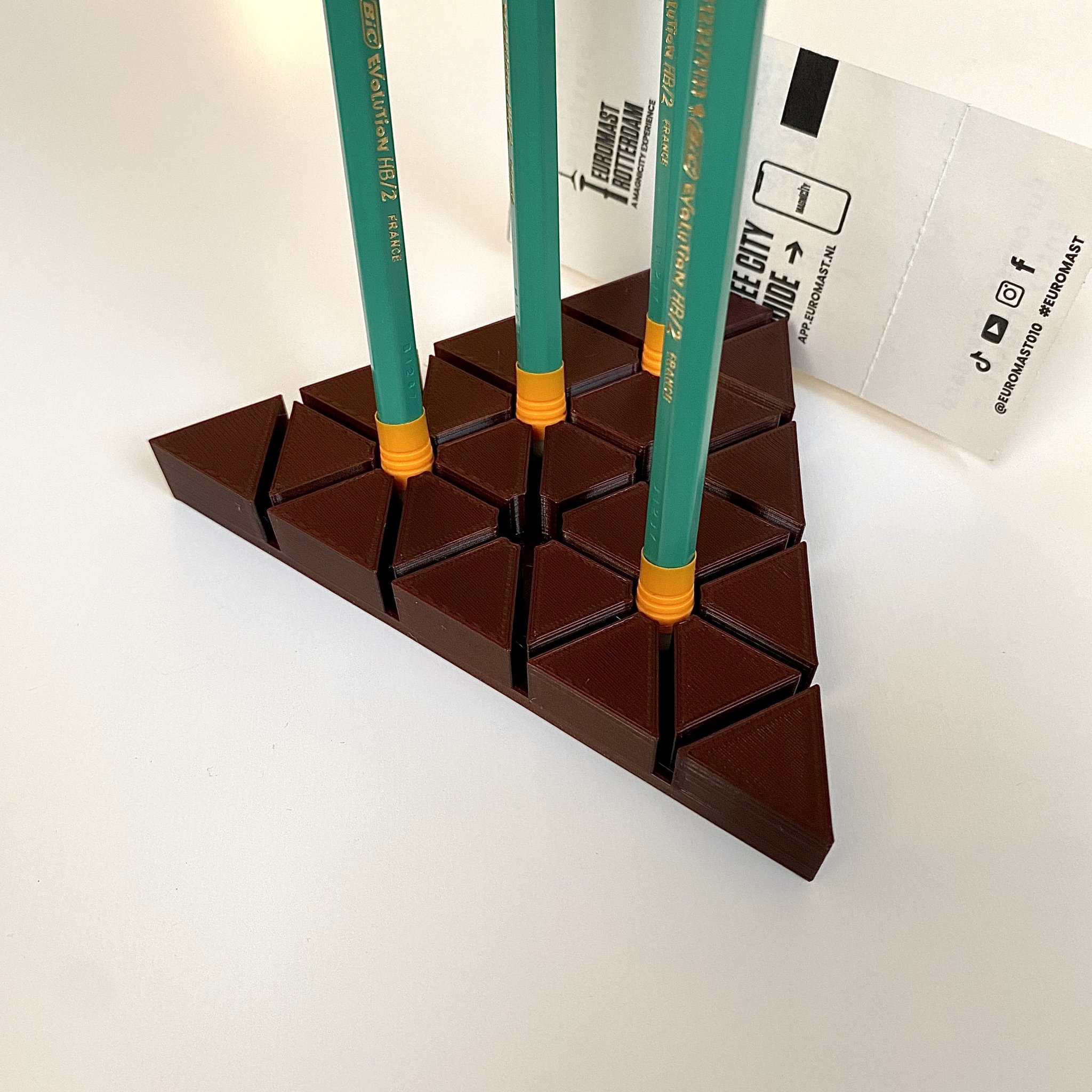 Giá đỡ văn phòng hình tam giác cho bút và thẻ doanh nghiệp