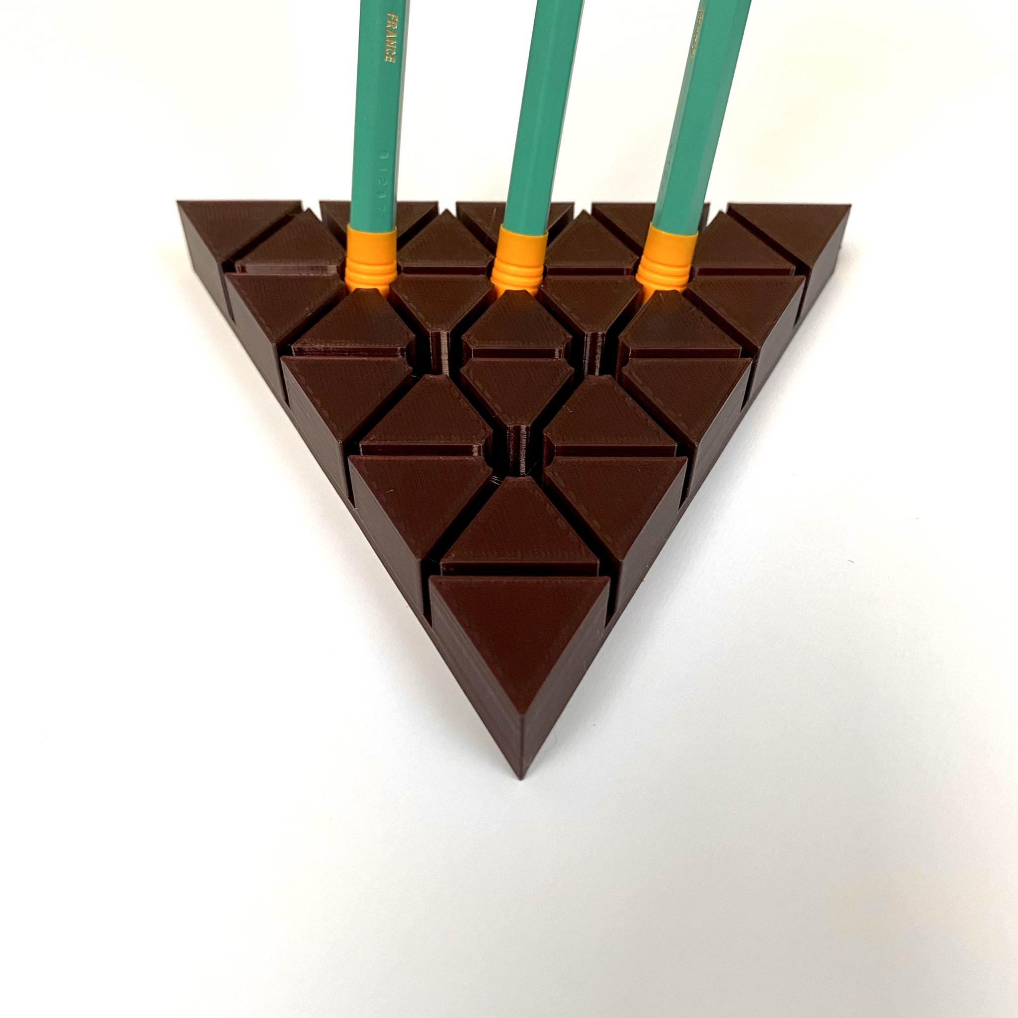 Giá đỡ văn phòng hình tam giác cho bút và thẻ doanh nghiệp