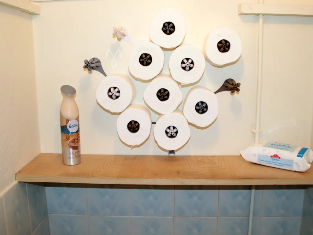 Cây đỡ giấy vệ sinh sáng tạo từ ý tưởng bất ngờ