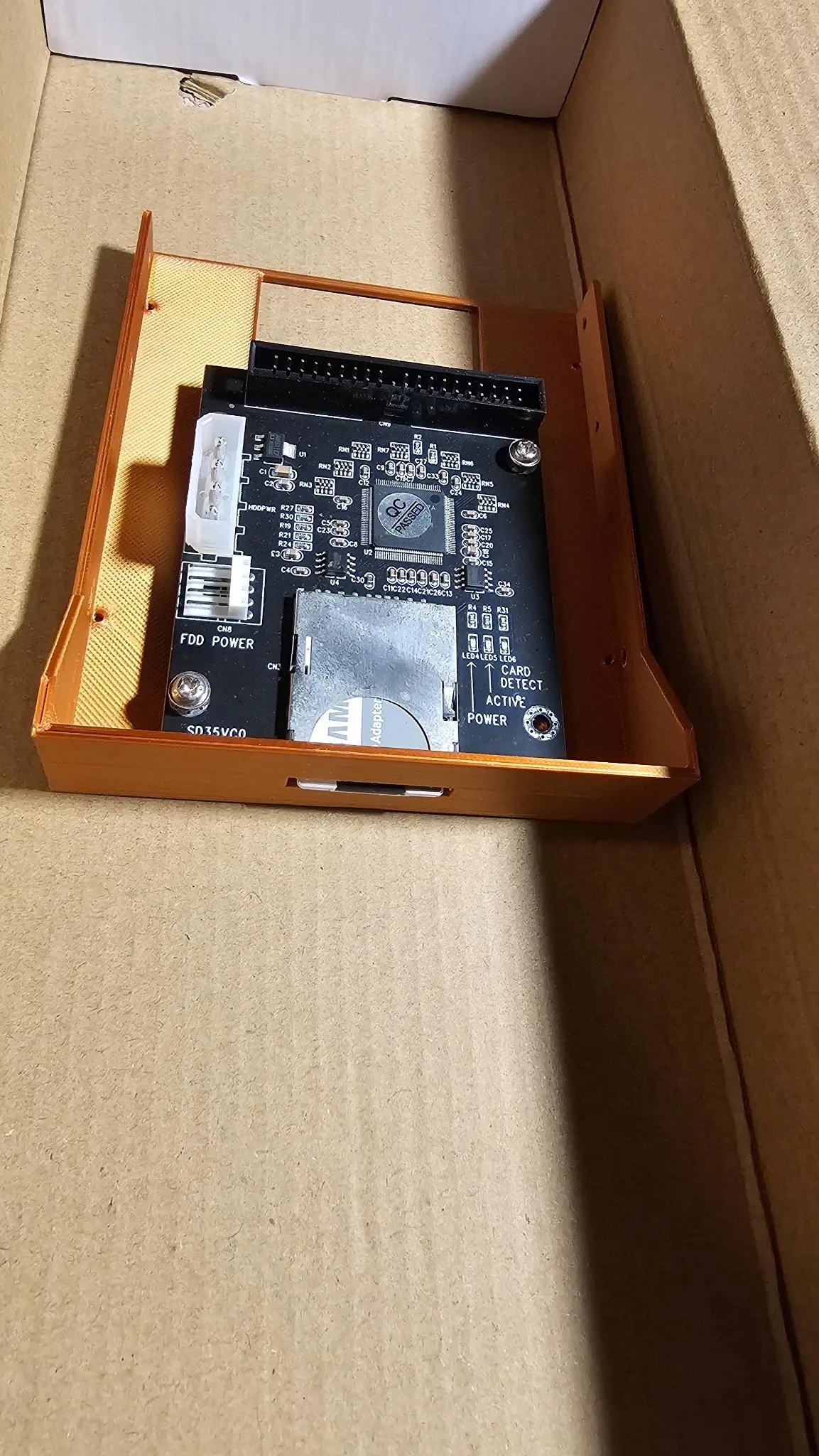 Giá đỡ thẻ SD cho khe đĩa mềm 3.5" trong retrocomputing