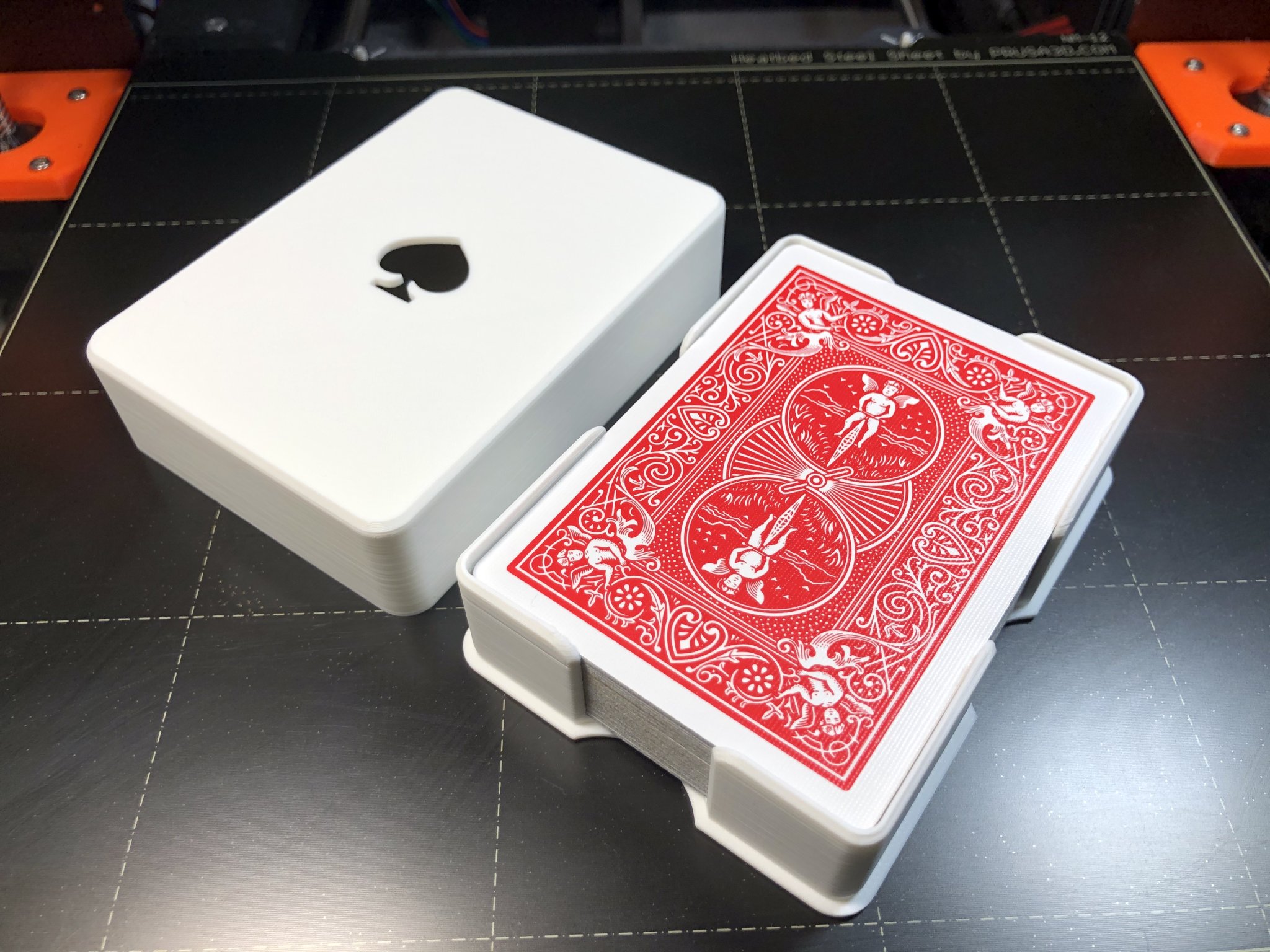 Hộp đựng bài chơi kiểu đơn giản và tiện dụng