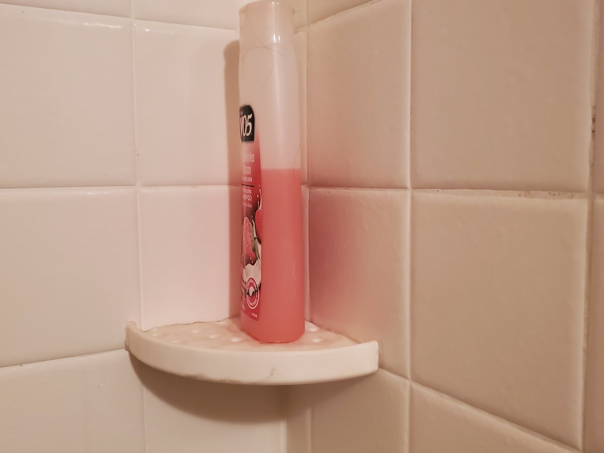 Giá đỡ vòi sen với lỗ thoát nước thông minh