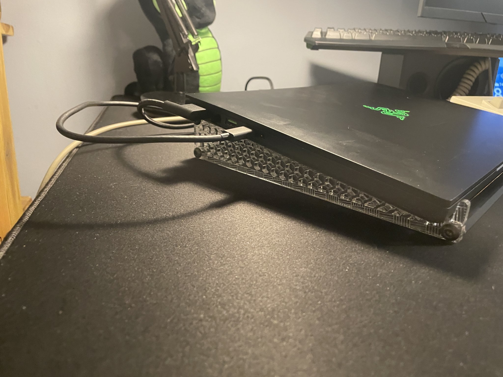 Giá đỡ laptop acrylic cho bạn bè đa màn hình