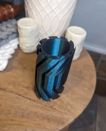 Bình hoa xoắn độc đáo với họa tiết thú vị