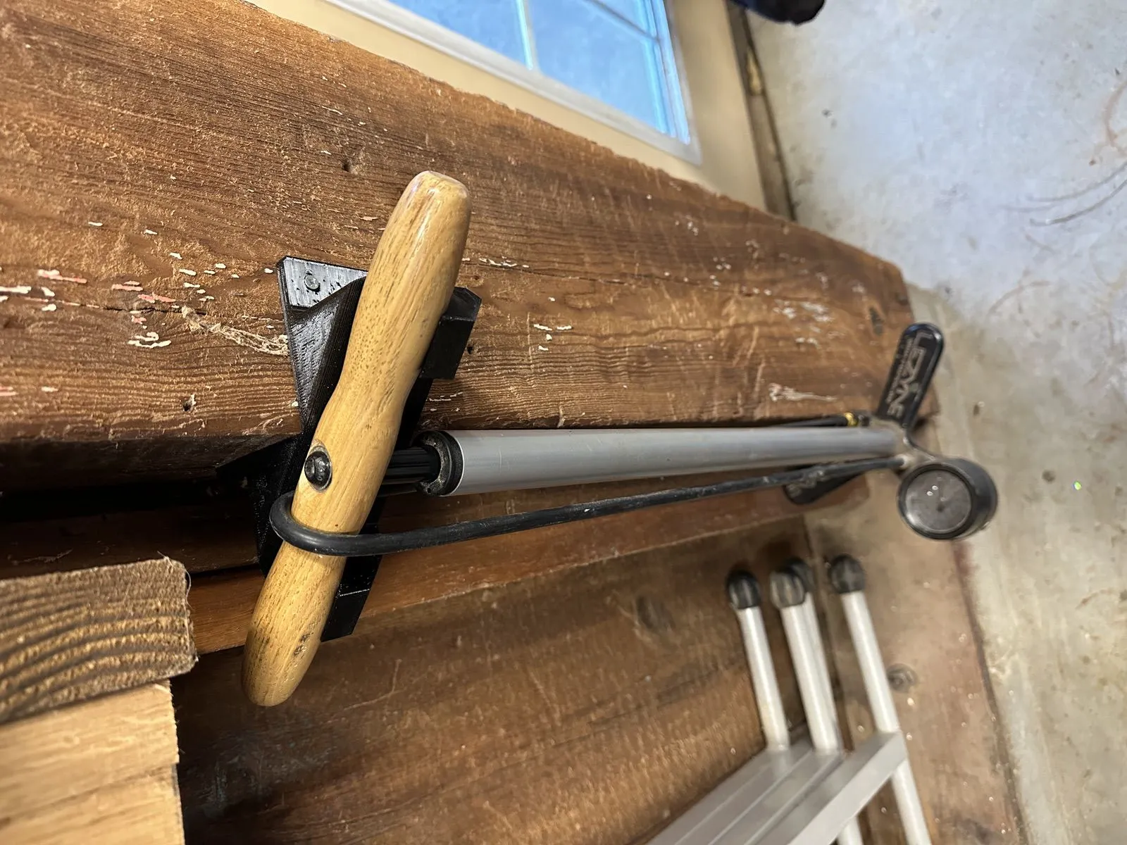 Giá đỡ bơm xe đạp cho góc ngoài