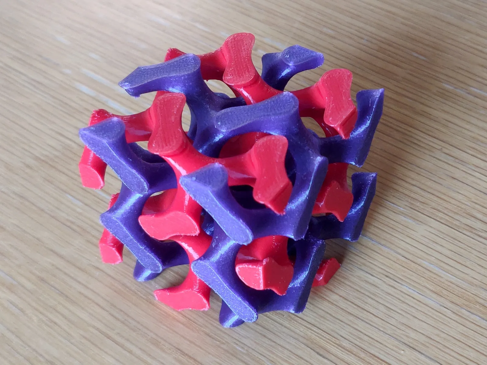 Cấu trúc bề mặt tối thiểu Gyroid theo đồ thị Laves