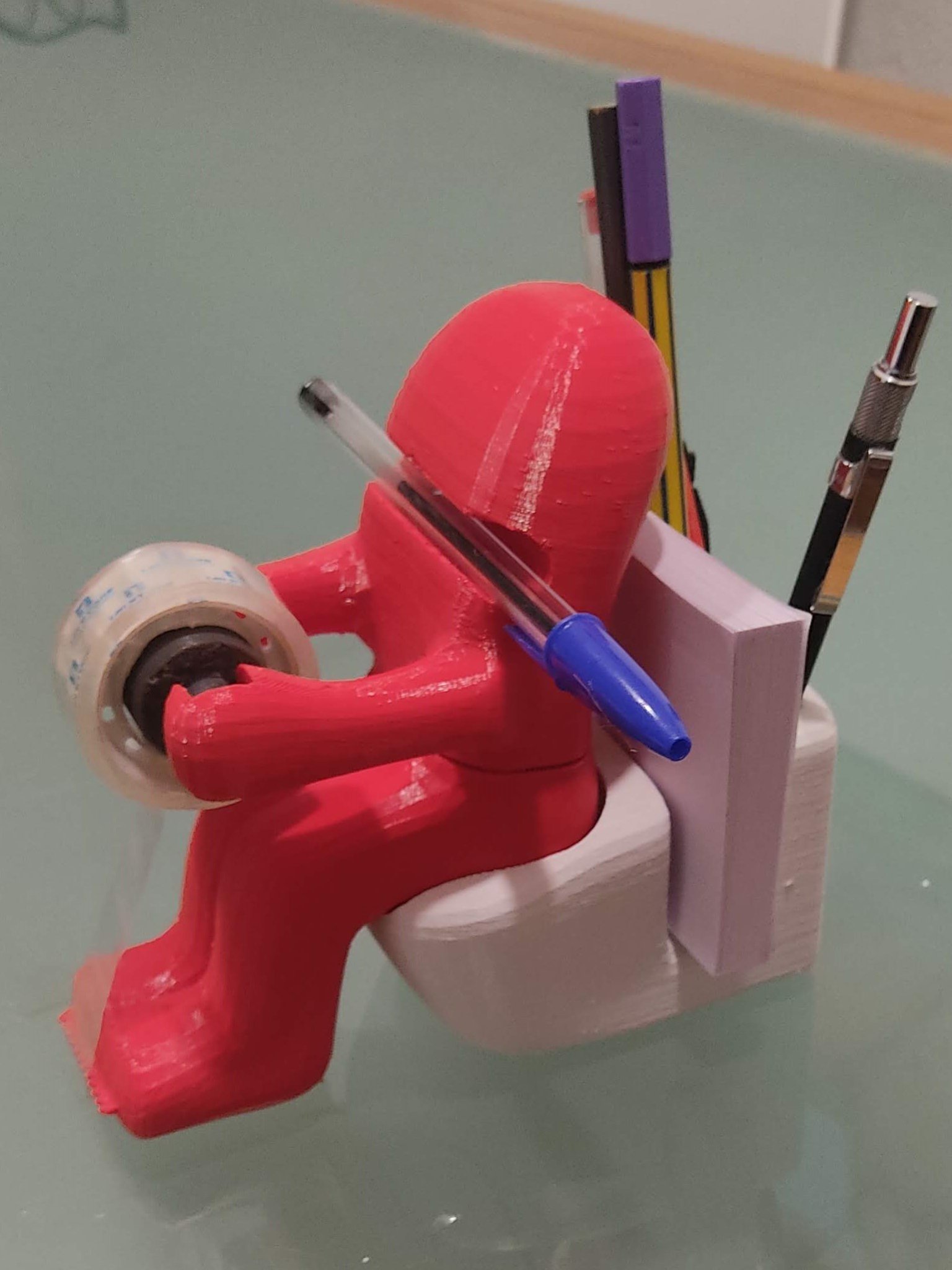 Giá đỡ đồ dùng văn phòng vui nhộn cho nhà vệ sinh