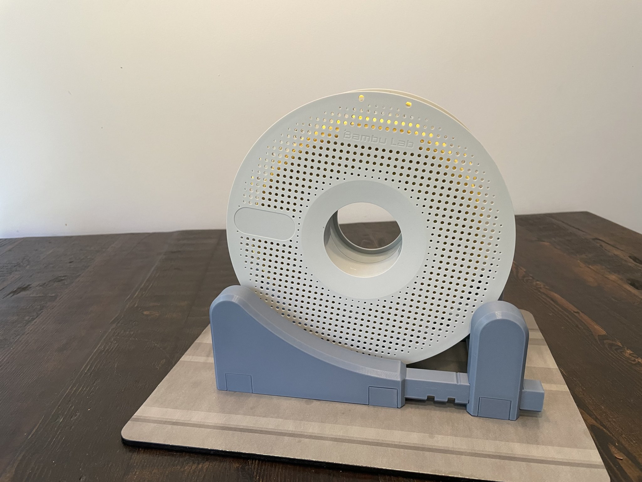 Giá đỡ cuộn filament điều chỉnh và gập lại được