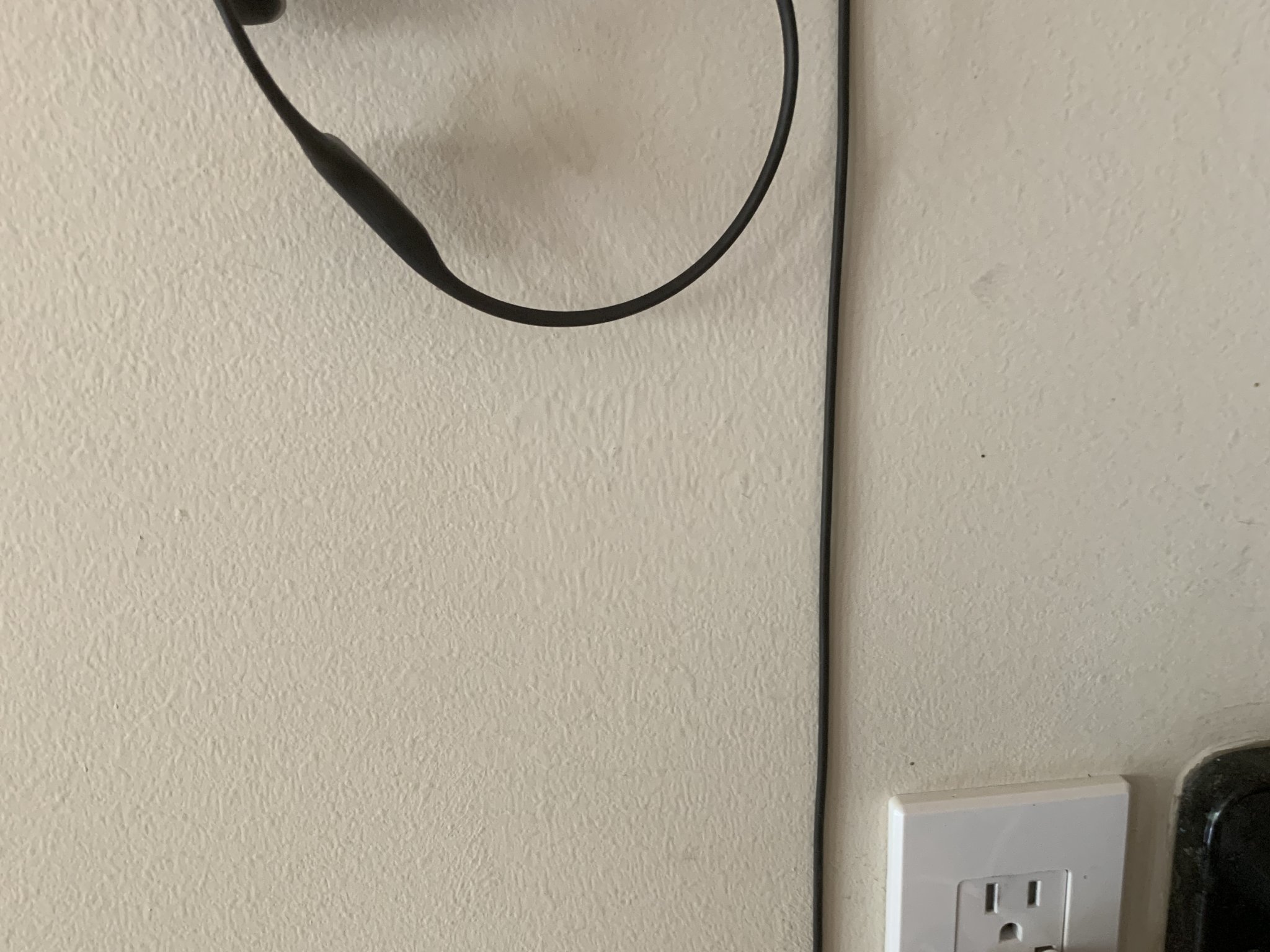 Cơ sở sạc treo tường Aftershokz Aeropex