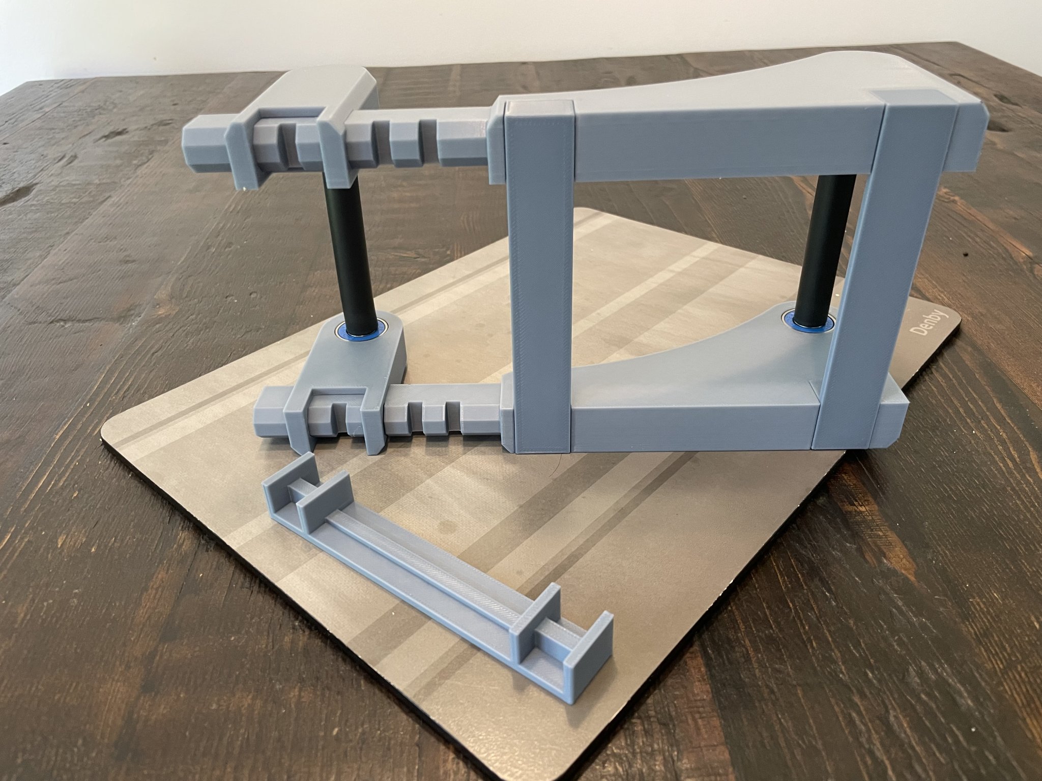 Giá đỡ cuộn filament điều chỉnh và gập lại được