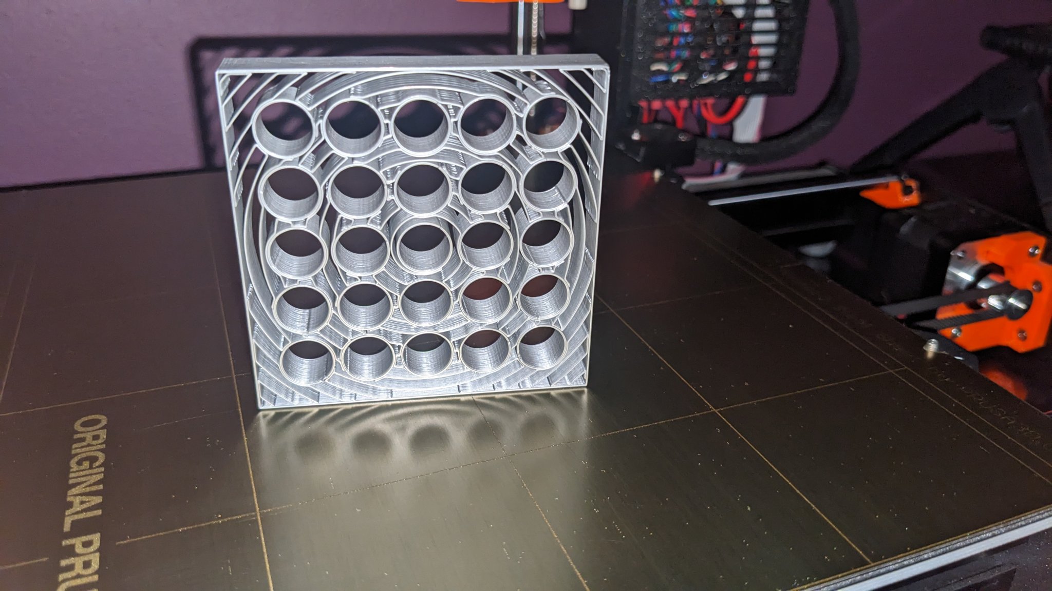 Giá đỡ bút Uni Pin cho bàn làm việc văn phòng