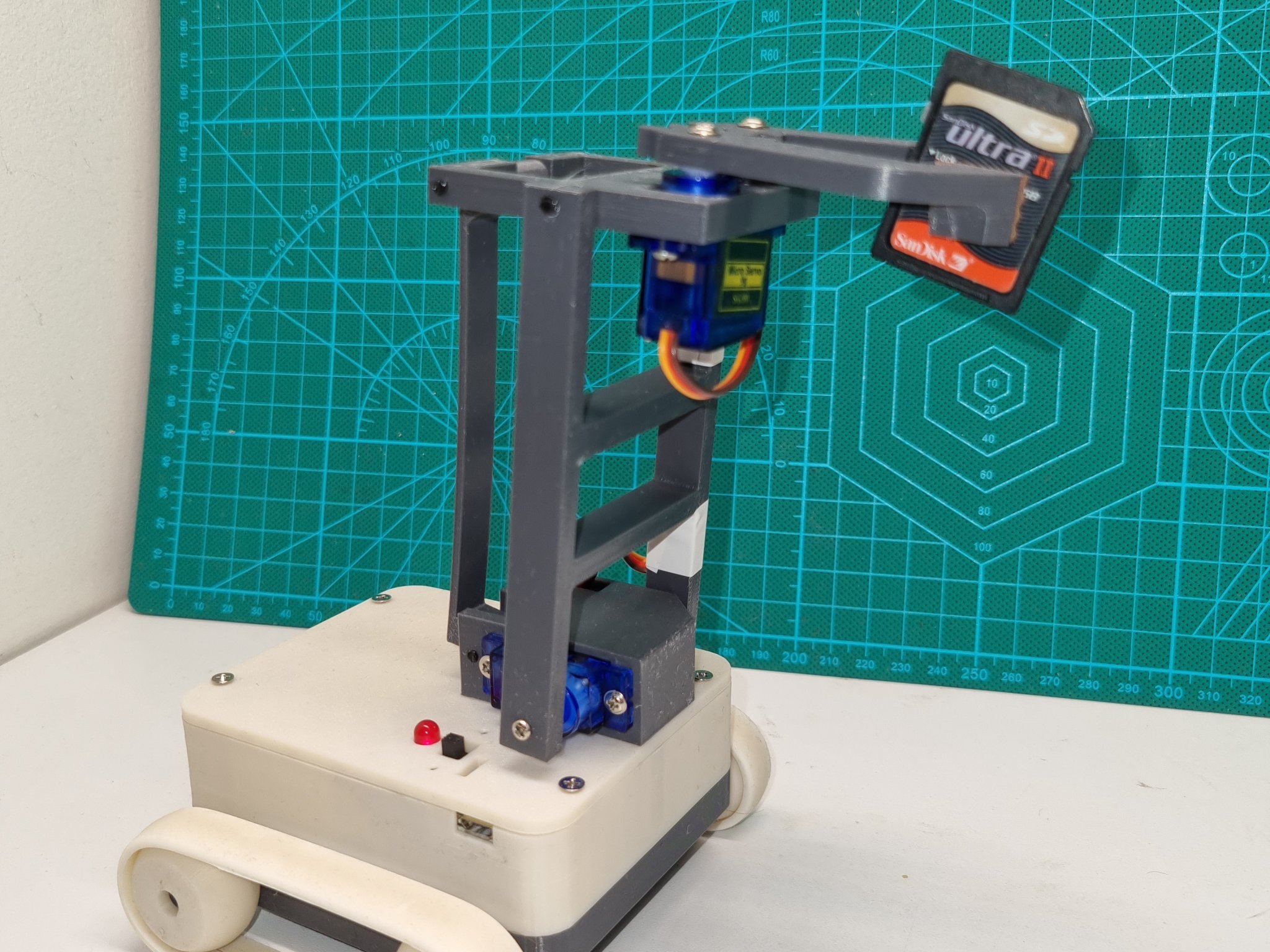 Robot MiniBot điều khiển Wifi với cánh tay cơ khí cho văn phòng