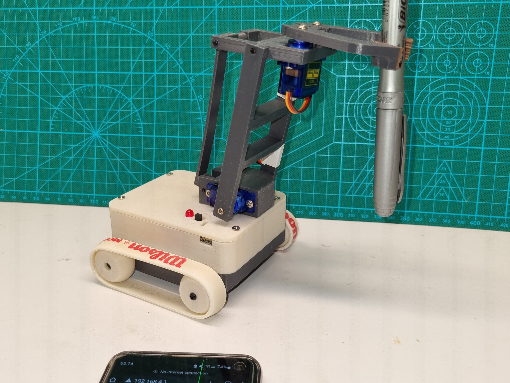 Robot MiniBot điều khiển Wifi với cánh tay cơ khí cho văn phòng