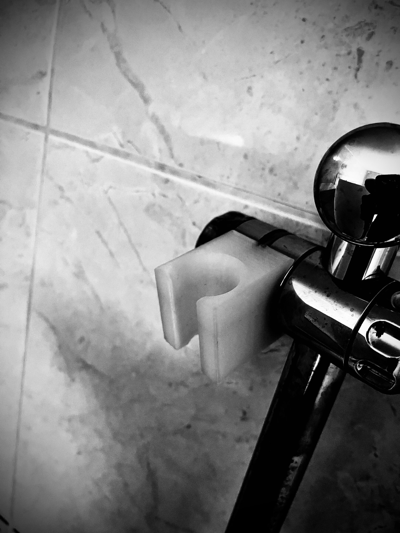 Giá đỡ vòi sen tự chế cho phòng tắm