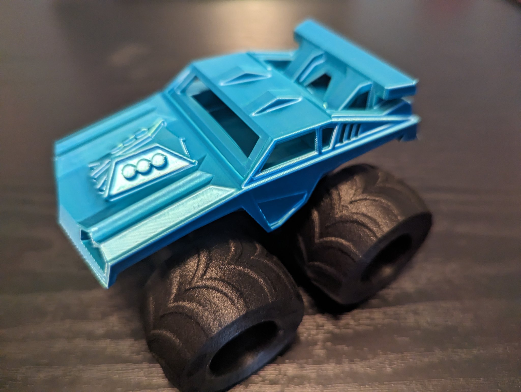 Xe tải quái vật với ổ bi và lốp lớn