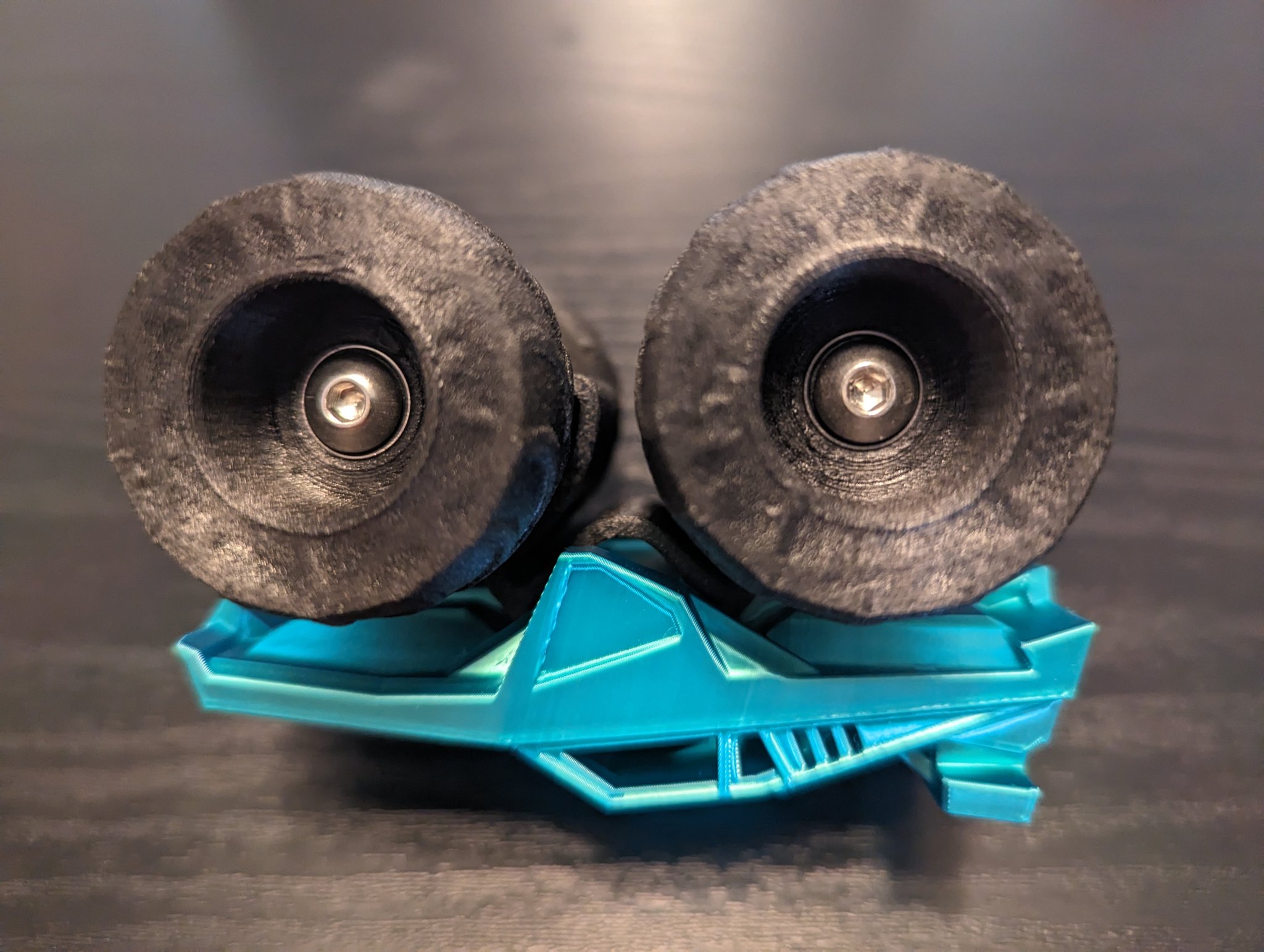 Xe tải quái vật với ổ bi và lốp lớn