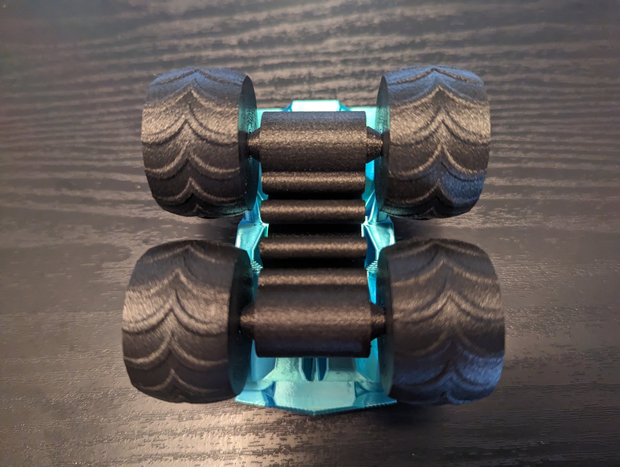 Xe tải quái vật với ổ bi và lốp lớn