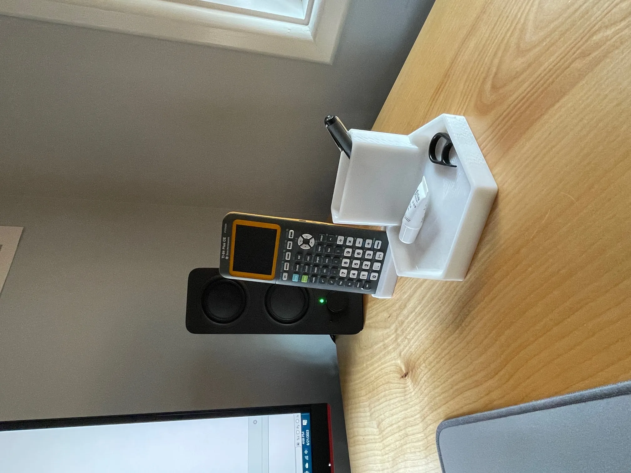 Giá đỡ điện thoại và tổ chức bàn làm việc hình lục giác