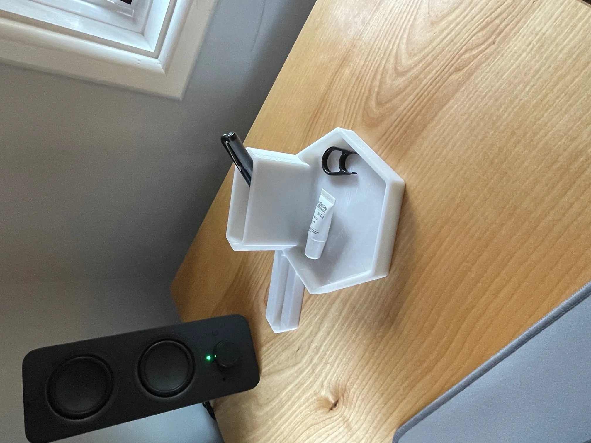 Giá đỡ điện thoại và tổ chức bàn làm việc hình lục giác