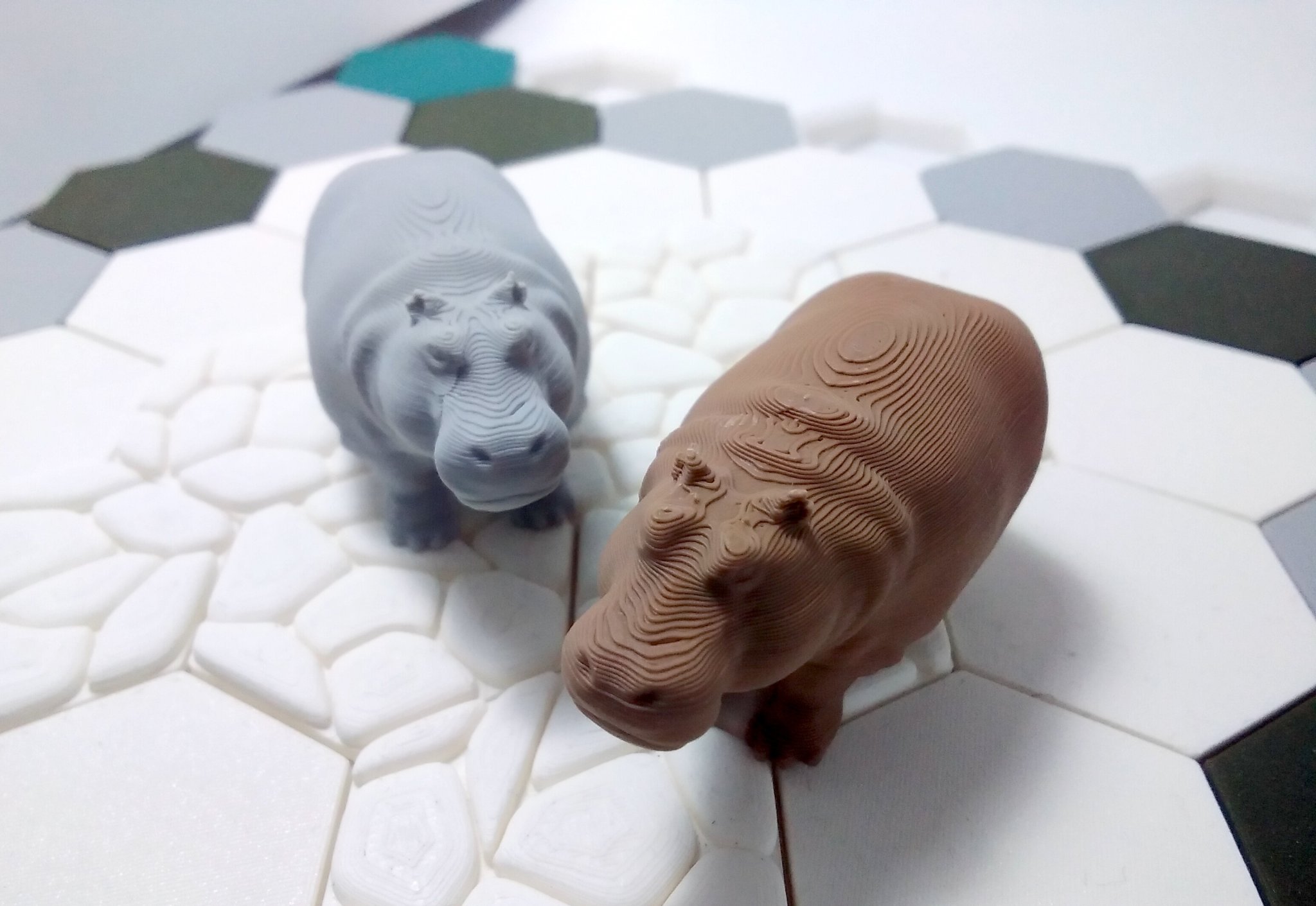 Tượng con hà mã với tư thế đi bộ