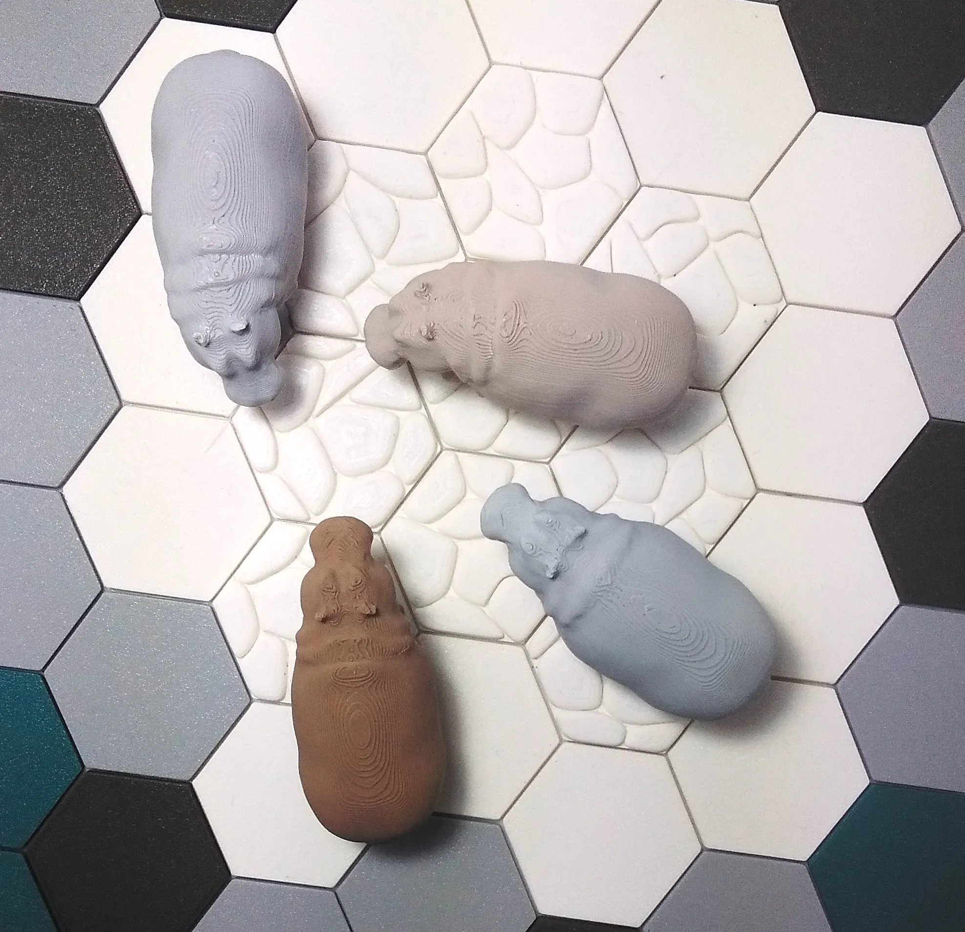 Tượng con hà mã với tư thế đi bộ