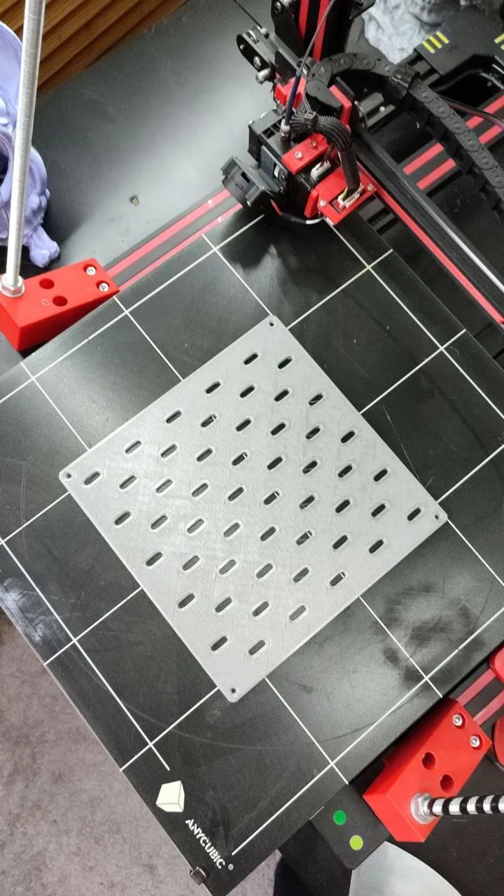 Giá treo tường IKEA Skadis với lỗ khoan lắp đặt