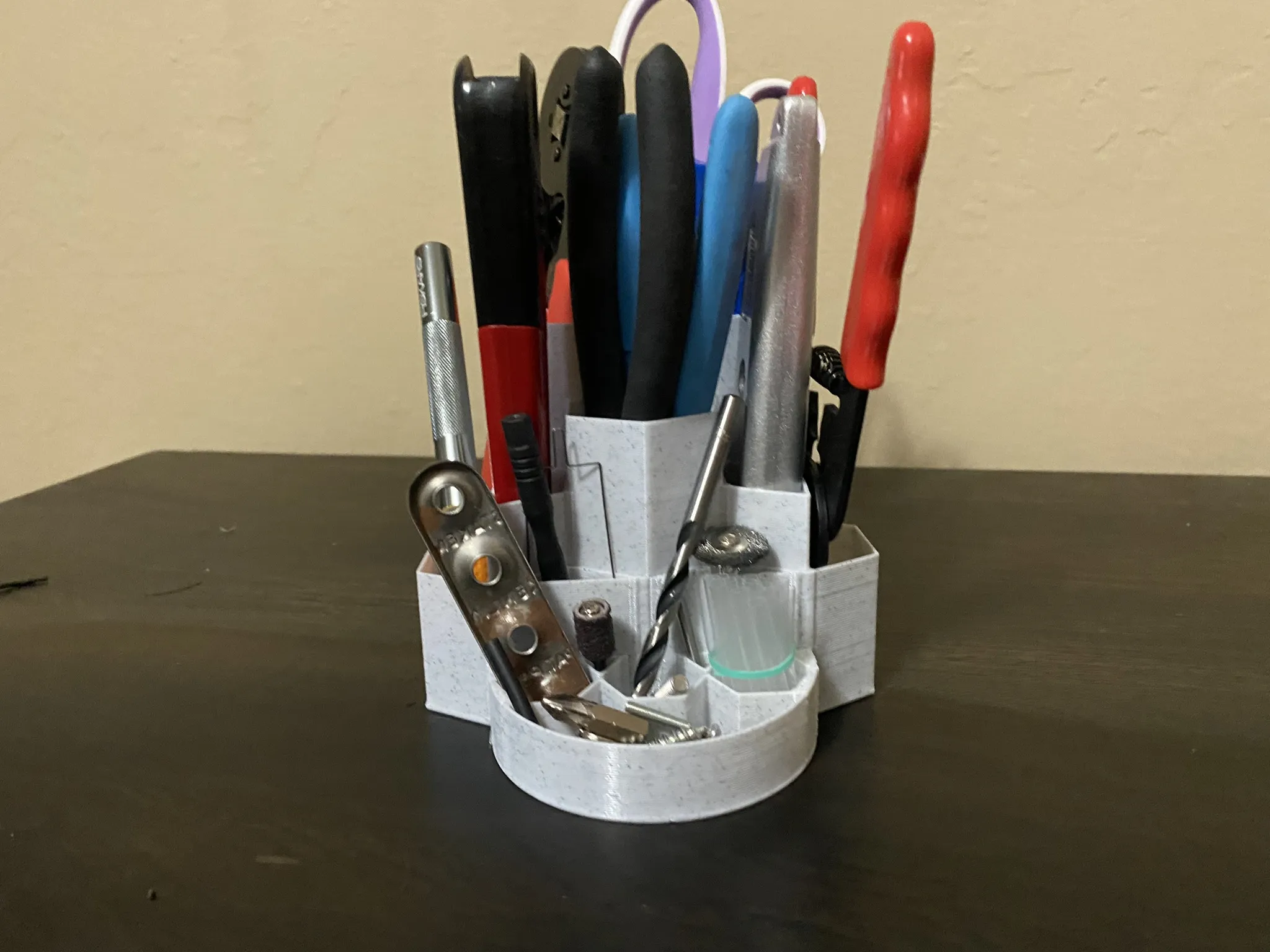 Giá đỡ dụng cụ cầm tay tiện lợi cho văn phòng và gia đình