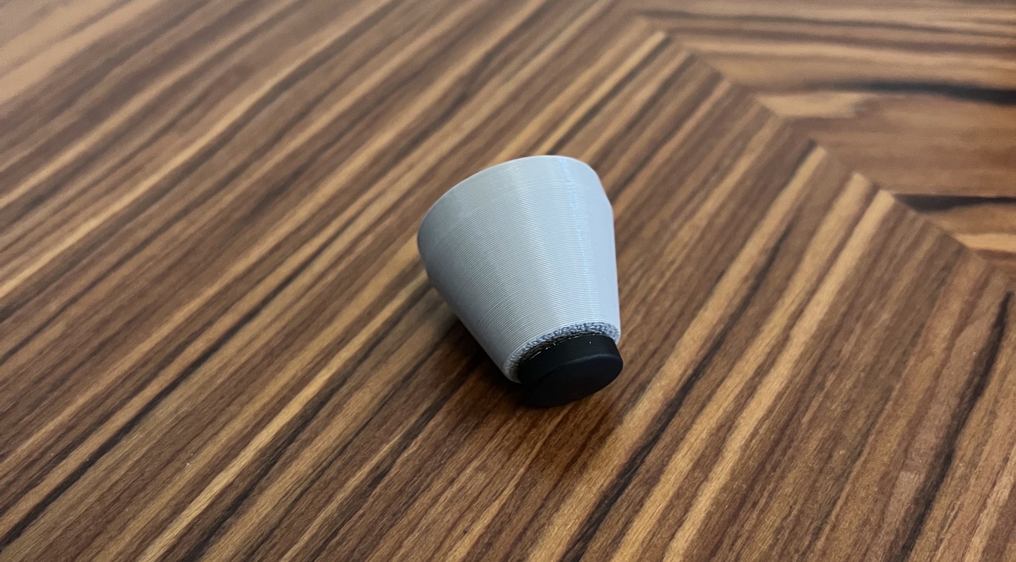 Chân loa bookshelf Q Acoustics nâng cao cách âm