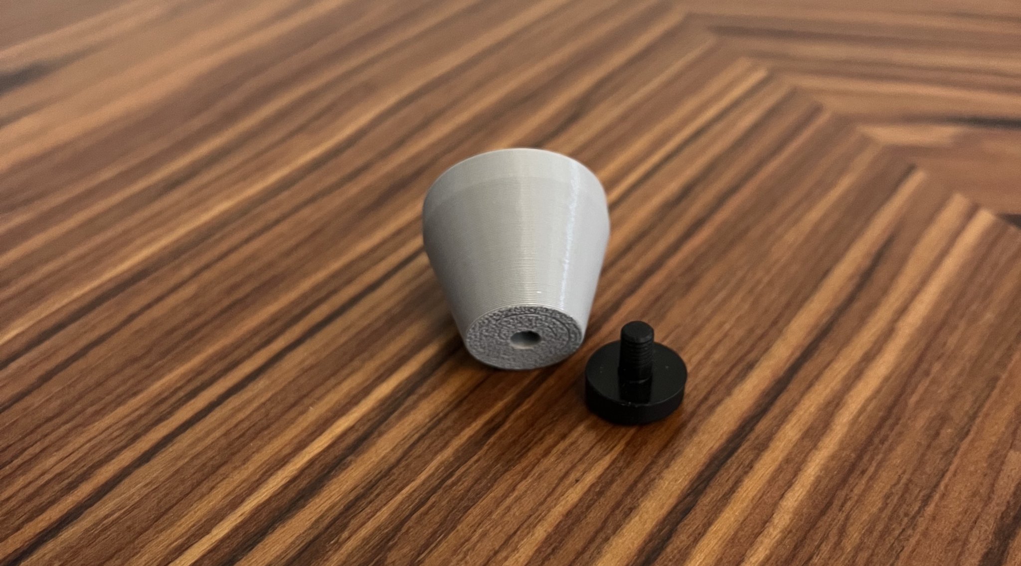 Chân loa bookshelf Q Acoustics nâng cao cách âm