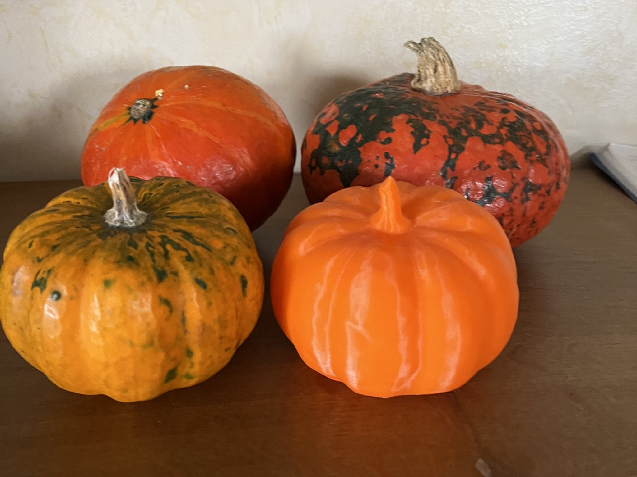 Quả bí ngô thật quét 3D bằng máy RevoPoint