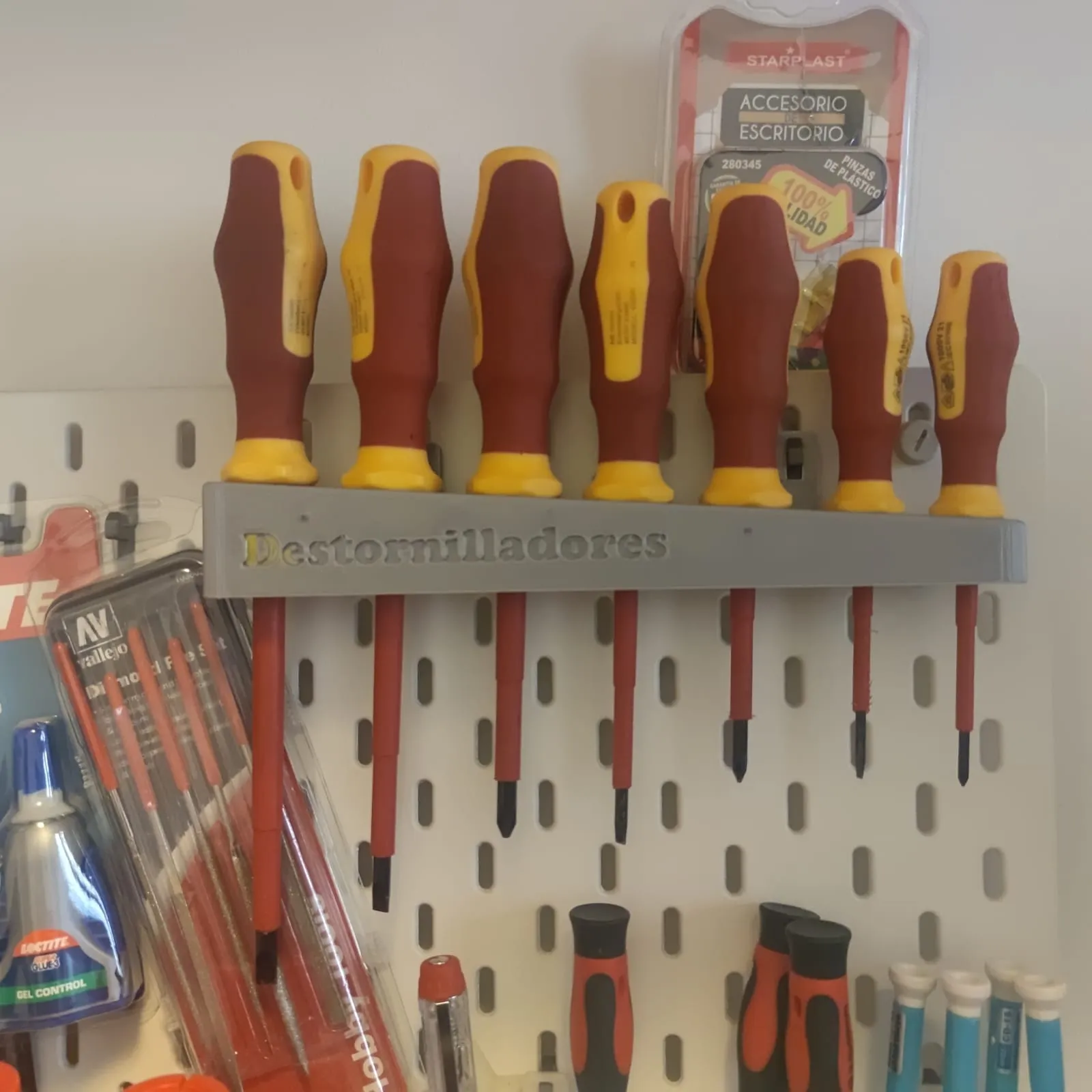 Giá đỡ cho dụng cụ điện của thợ điện trên kệ IKEA Skadis