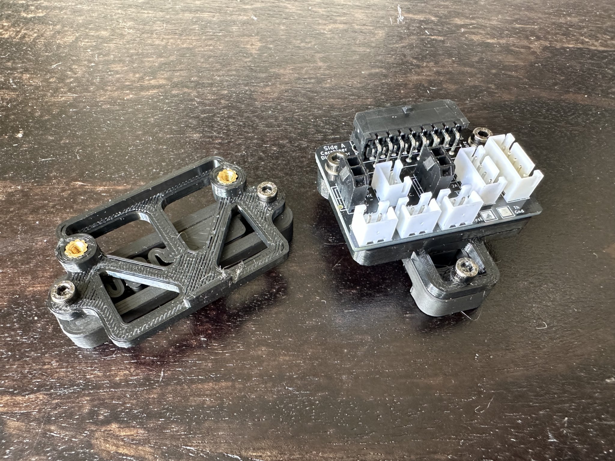 Bảng gắn PCB phân phối Carabiner của Annex lên ray DIN