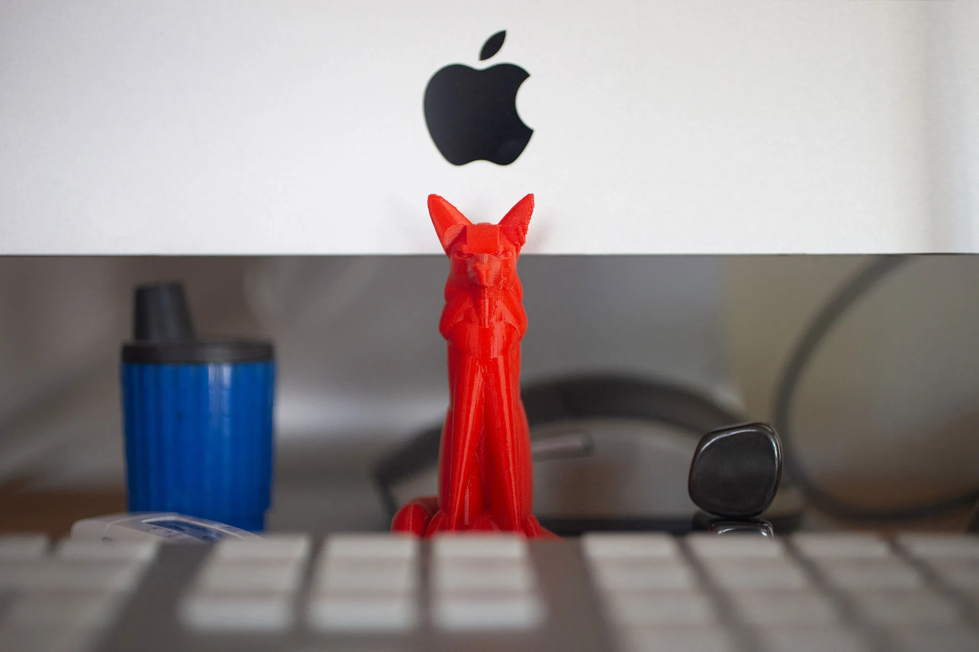 Giá đỡ màn hình trang trí hình chó Lucy đáng yêu