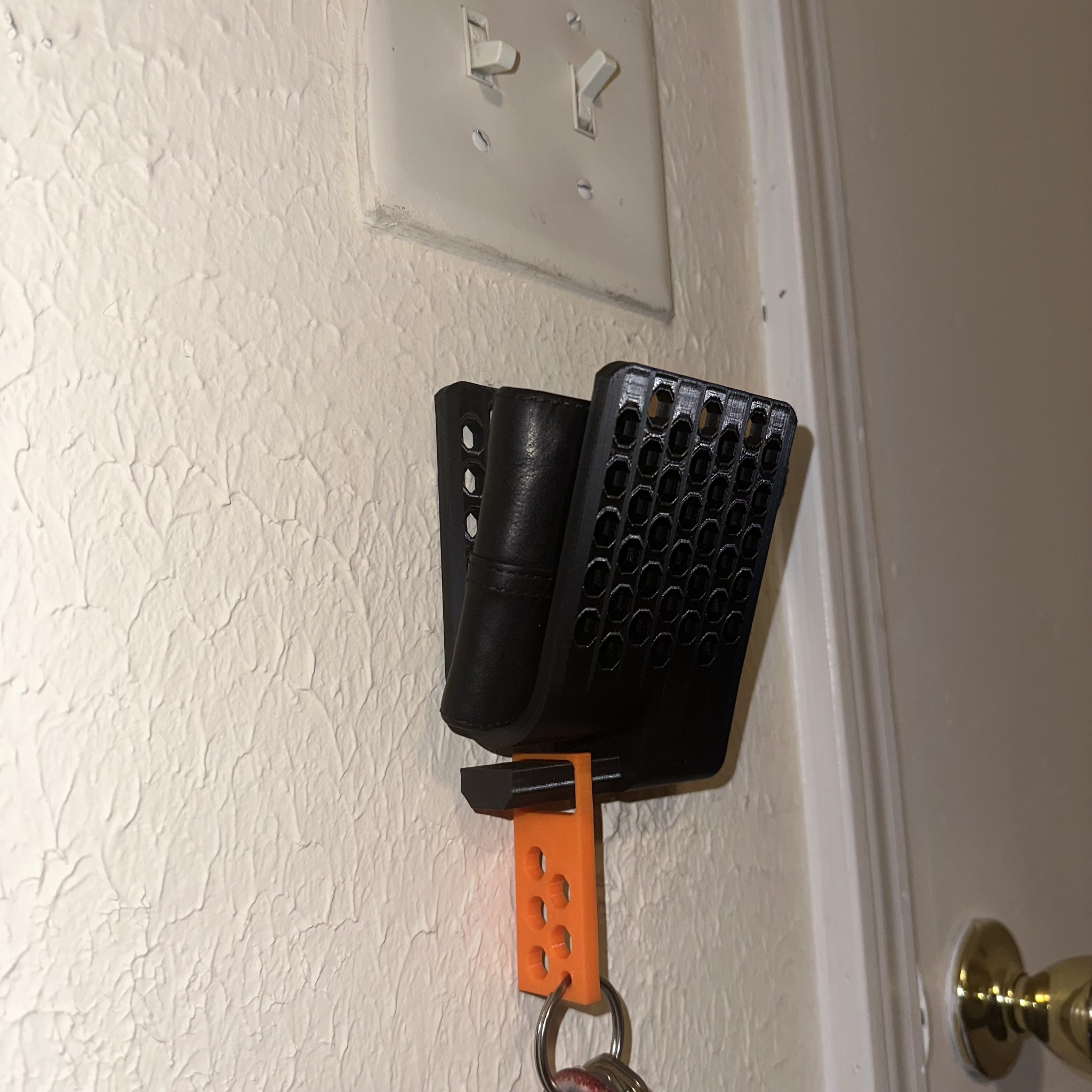 Chìa khóa treo tường cho ví và chìa khóa của Jacob Boyd