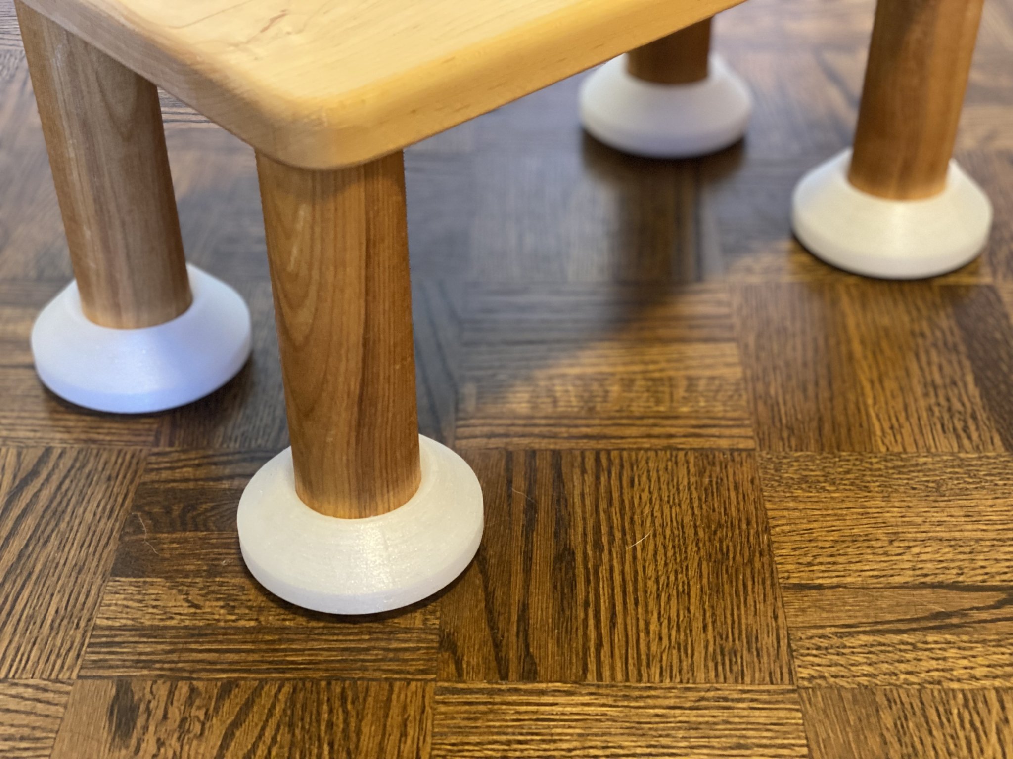 Đế rộng cho chân bàn tròn tăng cường độ ổn định