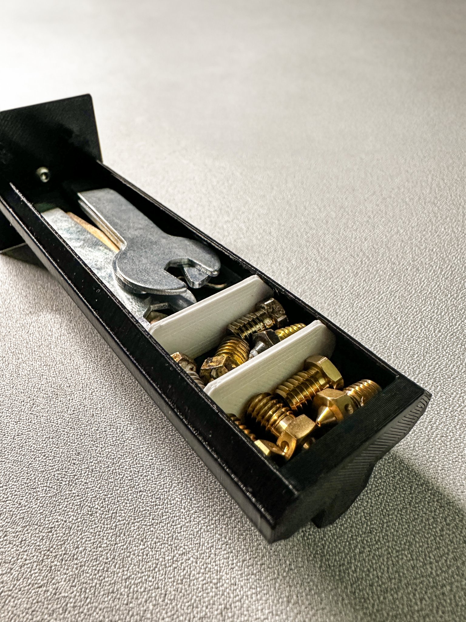 Ngăn kéo phân chia với nhãn kích thước vòi phun