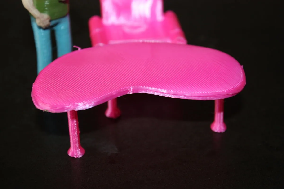 Bàn hình thận cho ngôi nhà búp bê theo tỷ lệ 1:22,5