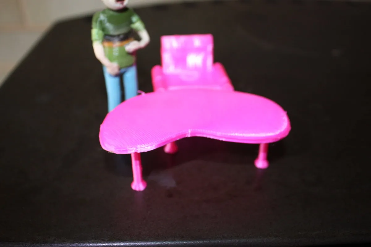 Bàn hình thận cho ngôi nhà búp bê theo tỷ lệ 1:22,5