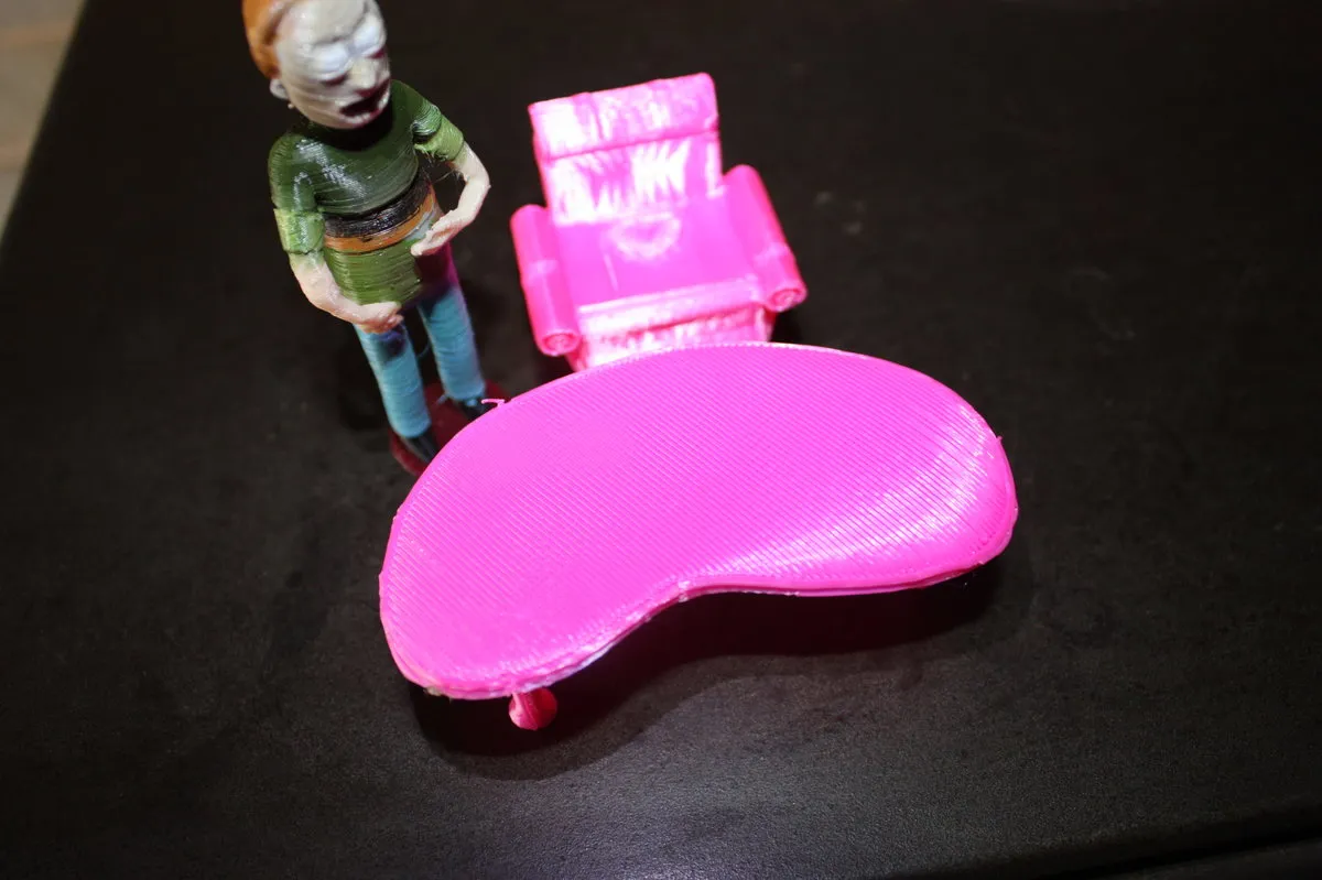 Bàn hình thận cho ngôi nhà búp bê theo tỷ lệ 1:22,5