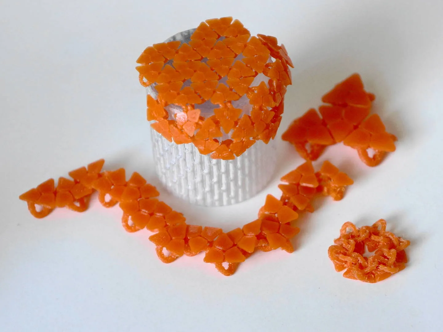 Giáp xích linh hoạt với mô-đun hình lục giác và tam giác