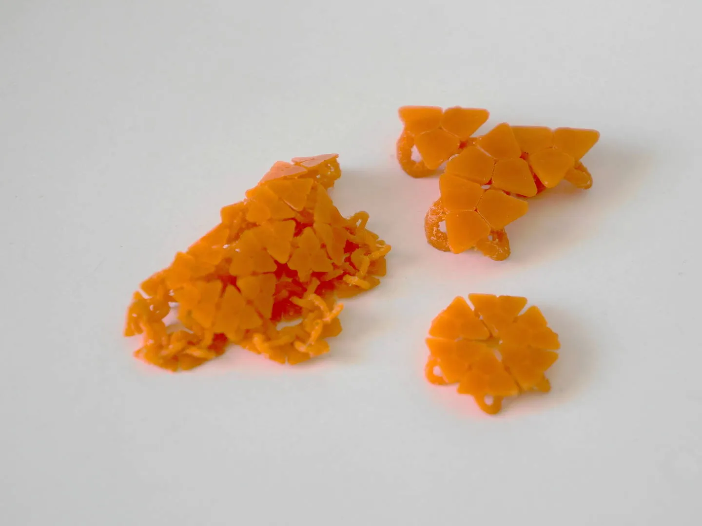 Giáp xích linh hoạt với mô-đun hình lục giác và tam giác