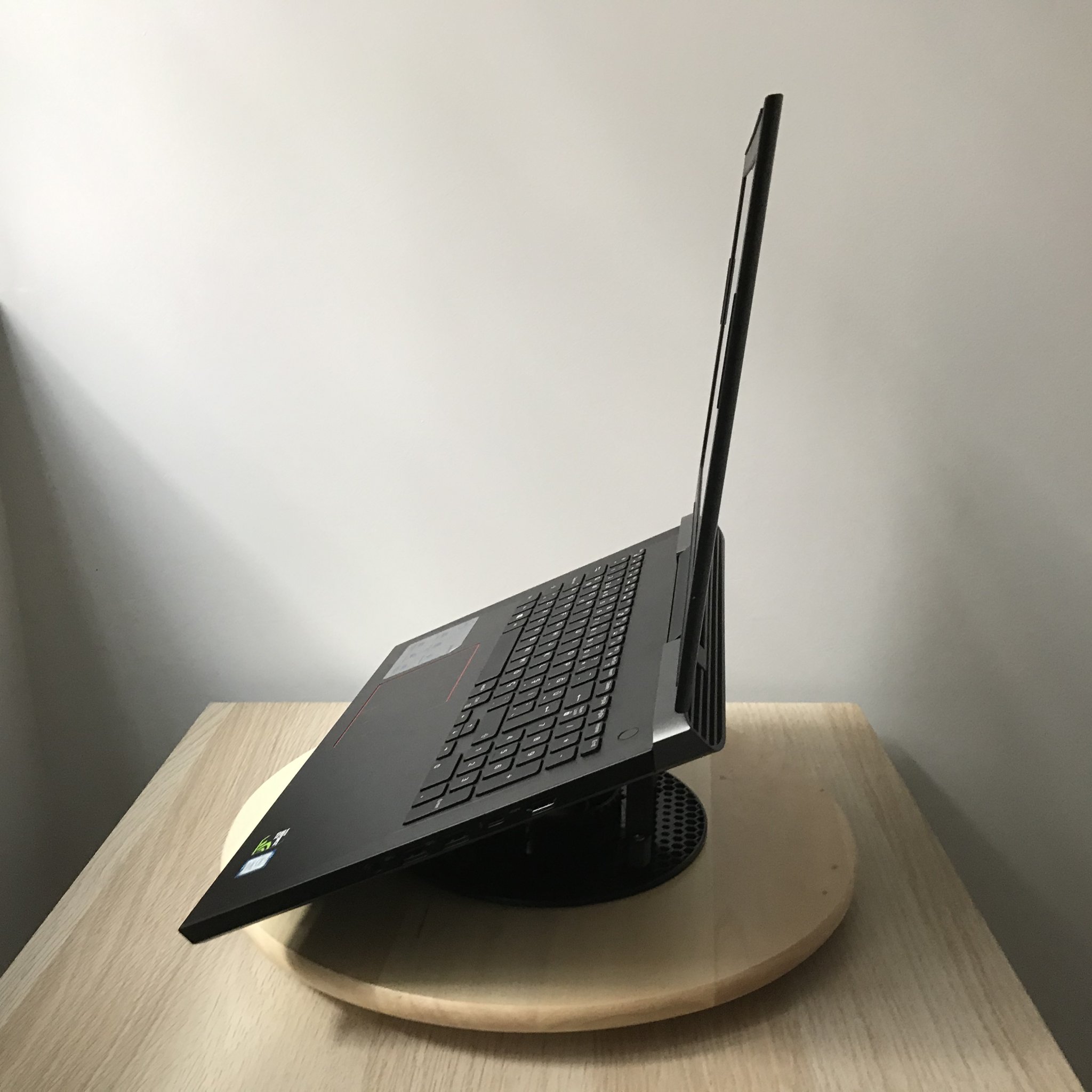 Giá đỡ laptop Prusament Upcycling cho môi trường làm việc thoải ...