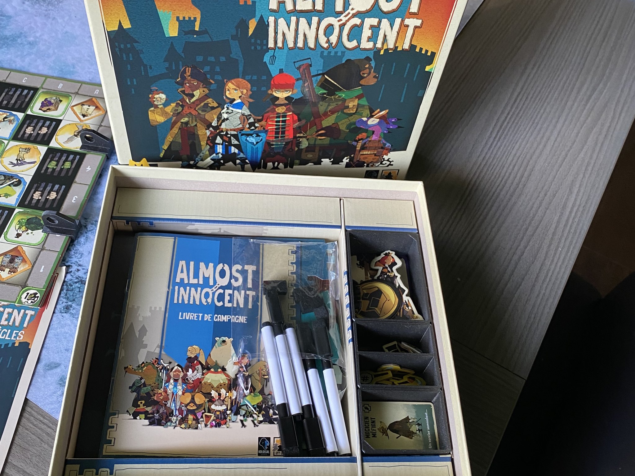 Giá đỡ thẻ bài cho trò chơi Almost Innocent