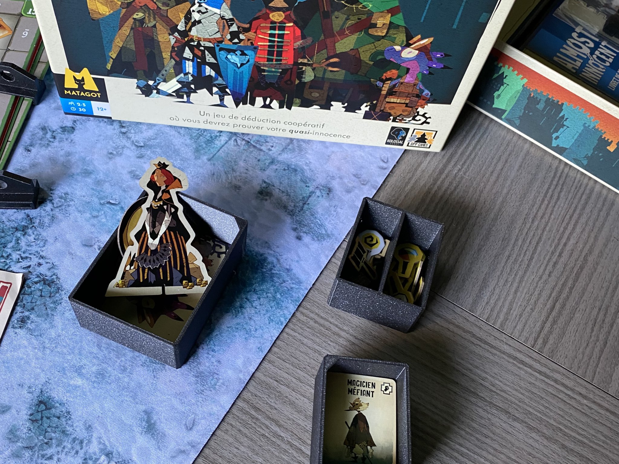 Giá đỡ thẻ bài cho trò chơi Almost Innocent