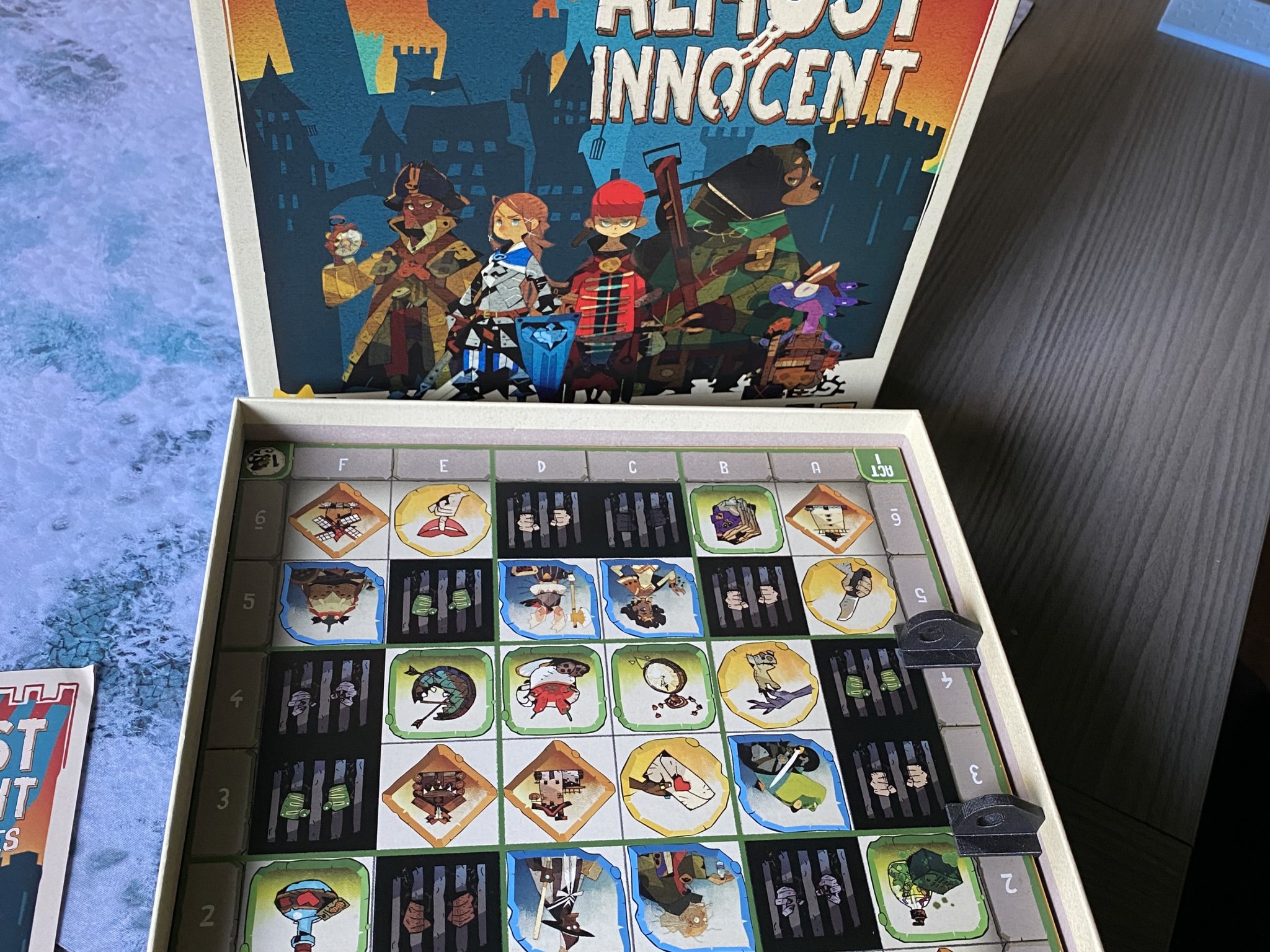 Giá đỡ thẻ bài cho trò chơi Almost Innocent