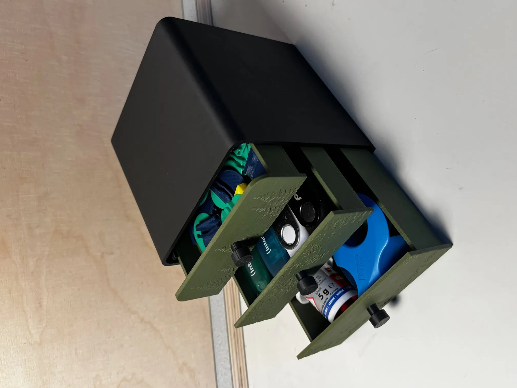 Tủ nhỏ cho dụng cụ với họa tiết cây cối